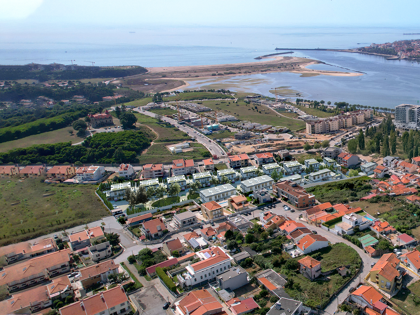 Fotografia da afurada com o projeto Splendouro Village inserido, vista panorâmica e isométrica