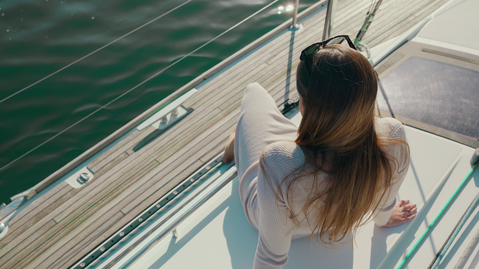 Fotografia de pré-carregamento do vídeo de apresentação do Splendouro Village; estilo de vida de luxo; mulher em iate